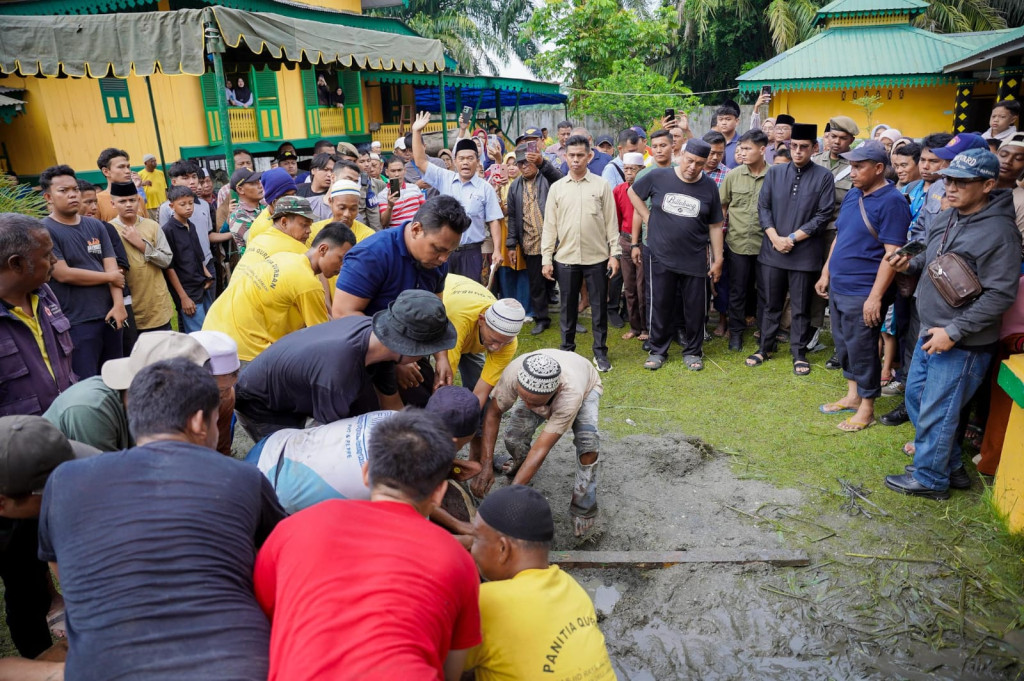 Rico Waas Saksikan Penyembelihan Sapi Kurban Presiden Prabowo Subianto di Masjd Raya Al Osmani