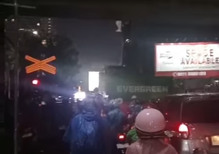 Viral Kereta Api Mogok di Perlintasan Bikin Emosi Penguna Jalan, Ini Kata KAI Sumut
