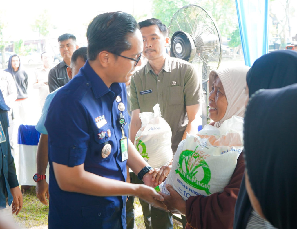 Rico Waas Salurkan Bantuan Beras dan Asuransi Nelayan BPJS Ketenagakerjaan