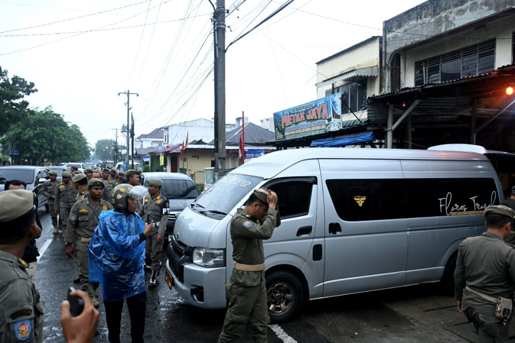 Ganggu Ketertiban, Dishub-Sarpol PP Sumut Tertibkan Angkutan Travel di Medan