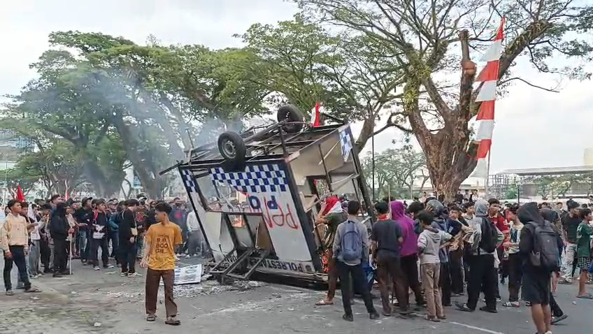 Unjuk Rasa Pengemudi Ojol Tewas Dilindas Baraccuda Brimob Ricuh di Medan, 'Jangan Lindas Kami' Menggema