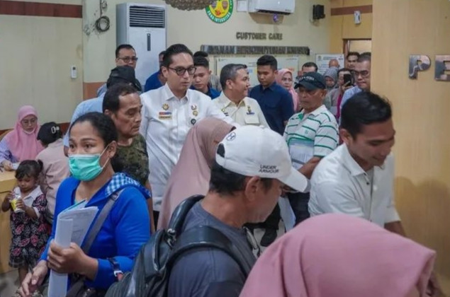 Tanggapi Keluhan Masyarakat, Rico Waas Sidak Disdukcapil Medan
