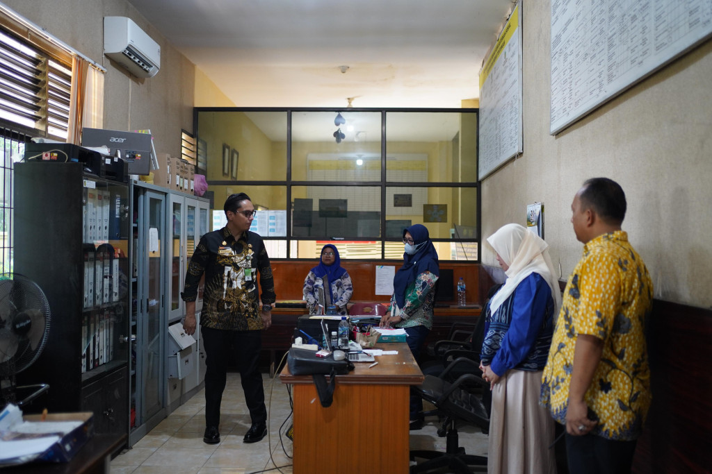 Rico Waas Geleng Kepala Lihat Kantor Lurah Ladang Bambu Jorok: Paling Parah