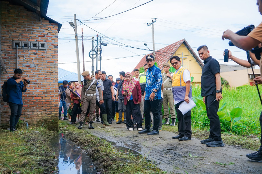Warga Marelan Curhat Jalan Rusak, Rico Waas: Minggu Depan Langsung Perbaiki