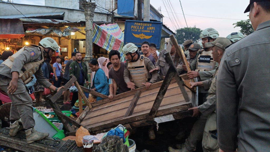Jadi Biang Kemacetan, Satpol PP Tertibkan PKL di Pasar Sikambing: Kembali Fungsikan Badan Jalan