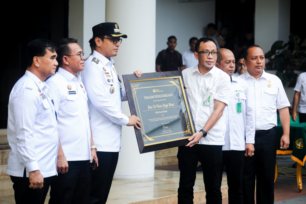 Jadikan Medan Kota Perluasan Perlindungan Jaminan Sosial, Rico Waas Terima Penghargaan BPJS Ketenagakerjaann