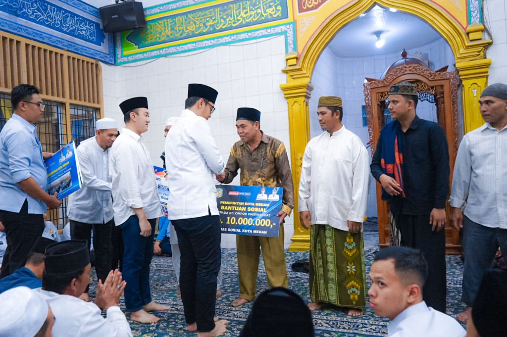 Safari Isya Masjid di Tembung, Rico Waas Jemput Aspirasi dan Salurkan Bantuan
