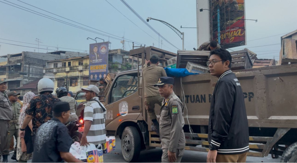 Kembalikan Fungsi Fasilitas Umum, Satpol PP Kota Medan Tertibkan PKL di Pasar Sukaramai