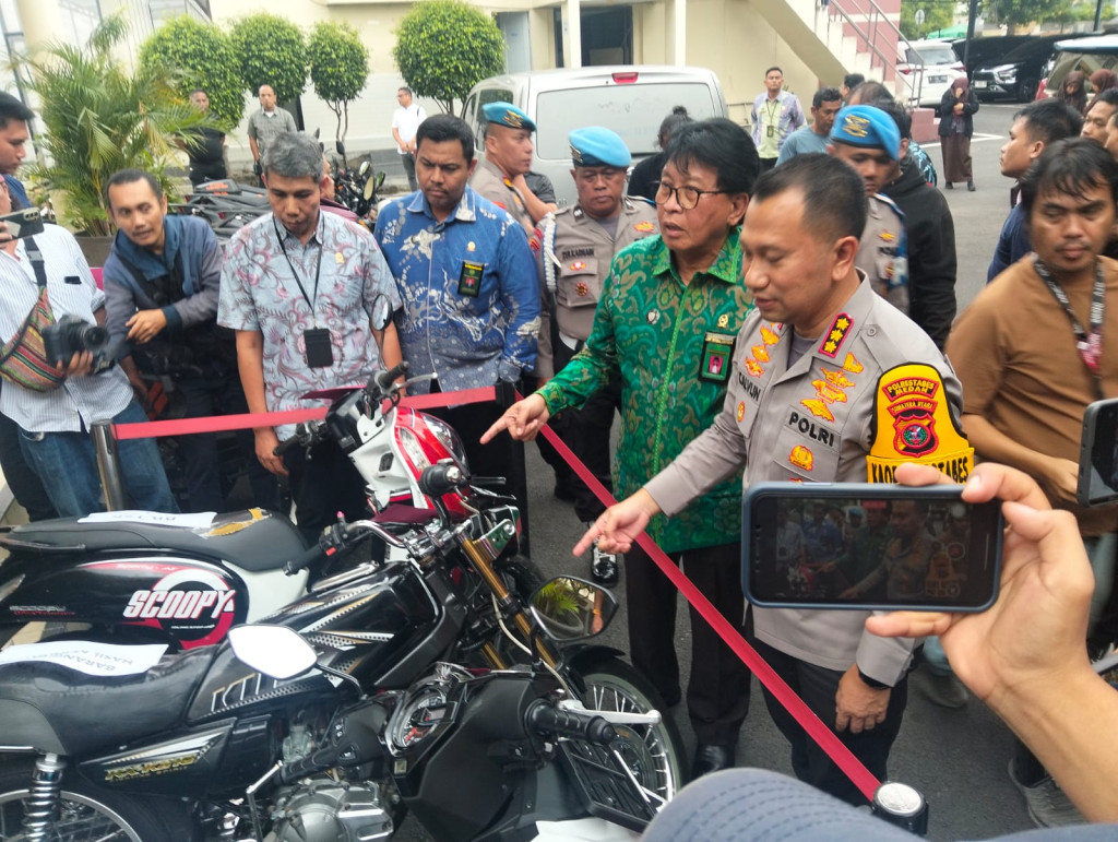 5 Kali Pelaku Pembakaran Rumah Hakim Jual Emas Ratusan Juta Milik Khamozaro Waruwu