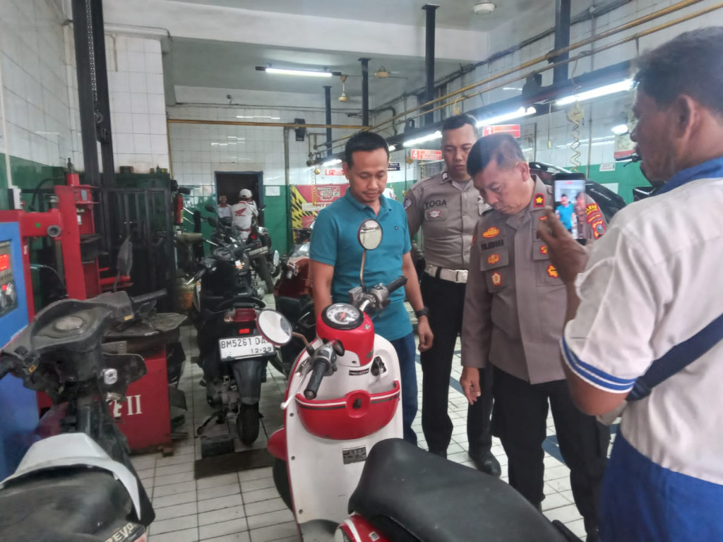 Peduli Korban Terdampak Banjir, Polres Pelabuhan Belawan Berikan Servis Motor Gratis