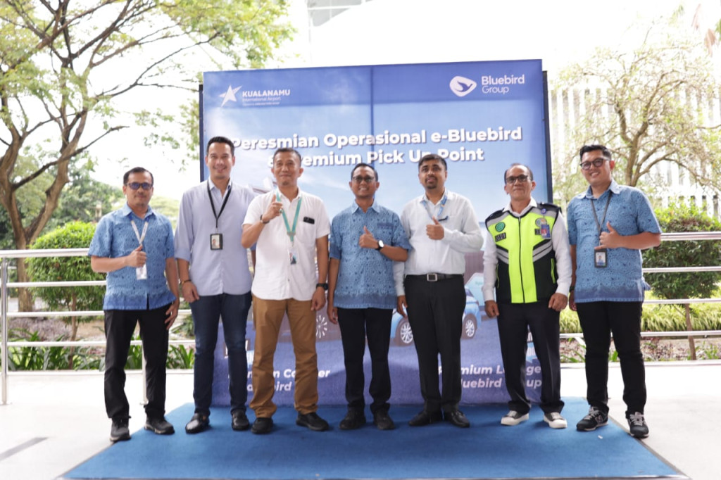 Temani Perjalanan Pulang dan Kebersamaan Akhir Tahun, Bluebird Hadirkan Armada EV di Bandara Kualanamu