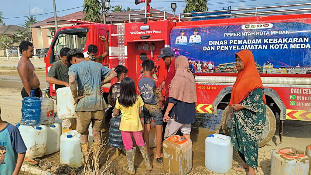 Misi Kemanusiaan di Aceh Tamiang, Personel Damkarmat Medan Bersihkan Fasilitas Umum Paskabanjir