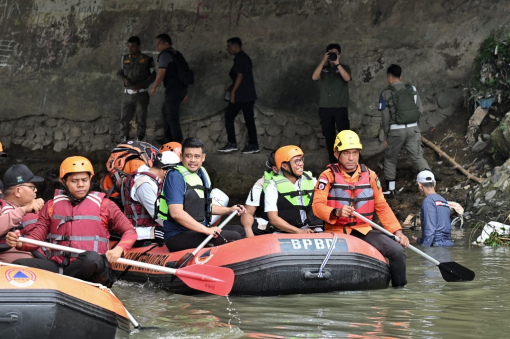 HUT ke-18 Gerindra, Bobby Nasution Pimpin Bersihkan Sungai - Instruksi Prabowo Subianto