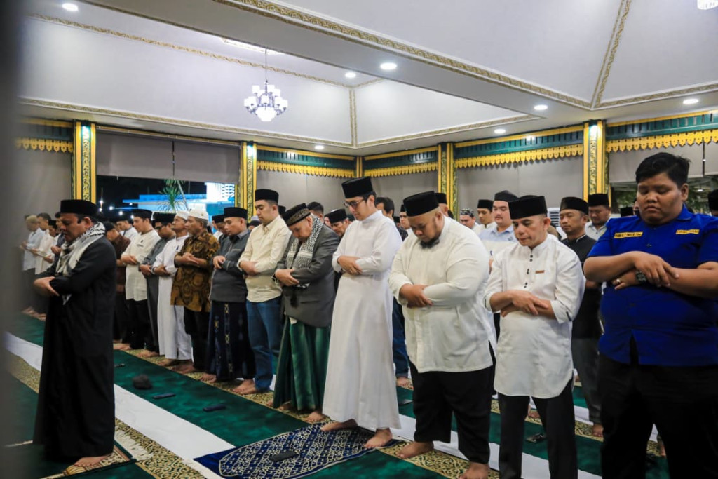 Salat Tarawih di Rumdis, Rico Waas Perkuat Ukhuwah Lewat Tarawih Bersama Warga