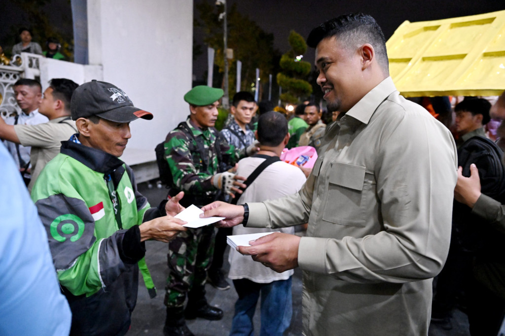 Gubernur Sumut Bersama Seskab Teddy Bagikan 2.500 Bingkisan kepada Warga di Malam Takbiran di Medan, Bobby Nasution: Dari Pak Presiden