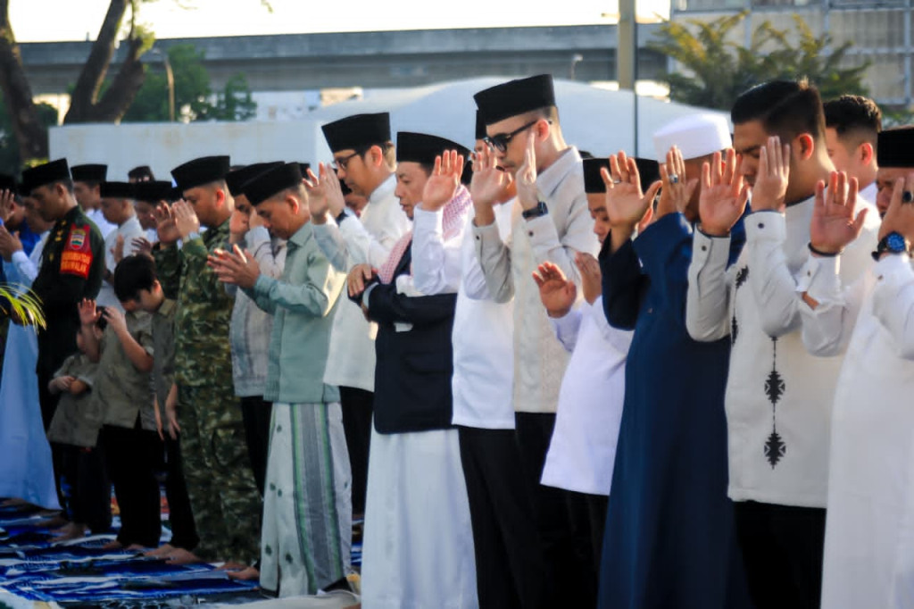 Salat Ied Bersama Ribuan Masyarakat di Lapangan Merdeka Medan, Rico Waas Ajak Perkuat Persatuan