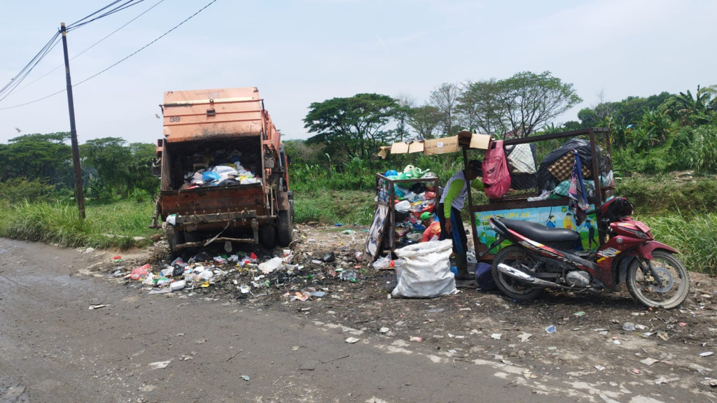Sampah Menggunung di Jalan Inspeksi Kanal, Camat Medan Johor Geram - Siapkan Aturan Tegas