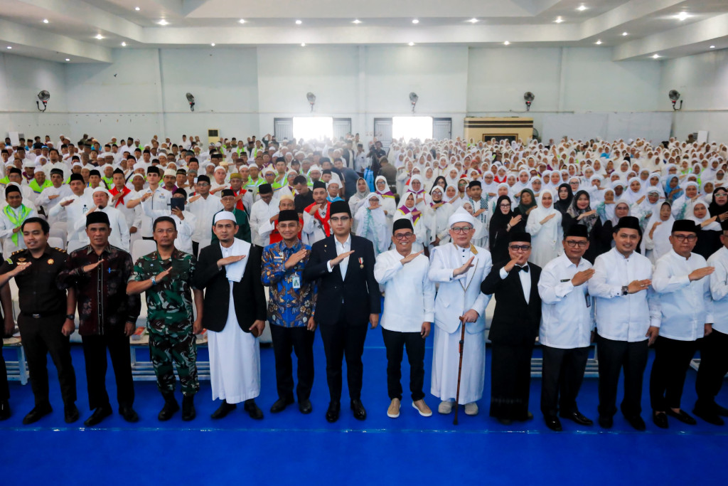 Lepas Pemberangkatan Jamaah Haji Medan, Rico Waas Ingatkan Saling Jaga