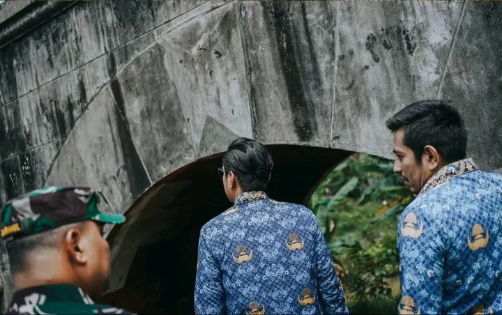 Tinjau Jembatan Perlintasan Kereta Api Gang Damai, Rico Waas Pastikan Pulihkan Aktifitas Warga