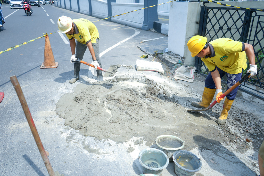 Respon Aduan Warga Lubang di Jalan Raden Saleh, Langsung Diperbaiki SDABMBK Pemko Medan