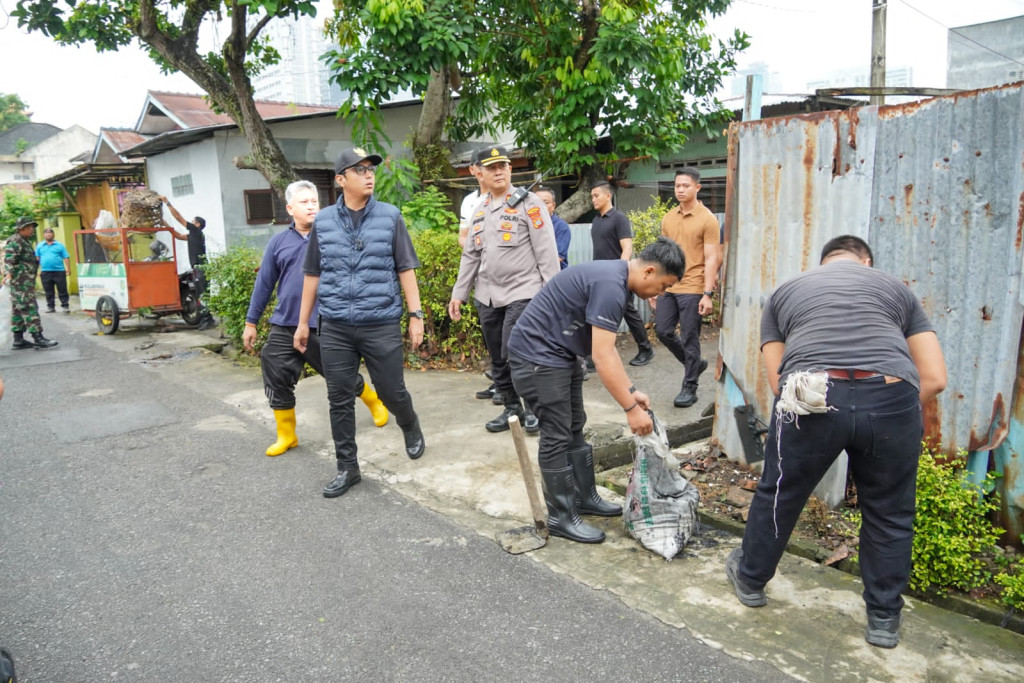 Sapa Warga dengan Gotong Royong, Rico Waas Langsung Eksekusi Keluhan Warga di Medan Timur