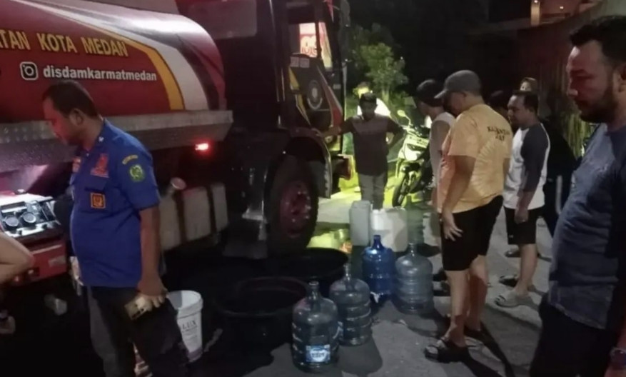 Respon Keluhan Warga, Rico Waas Kerahkan Armada Damkarmat Penuhi Kebutuhan  Air Bersih