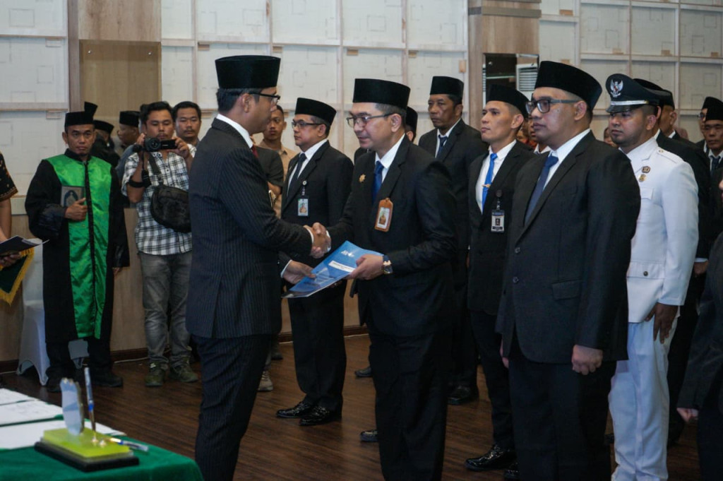 Lantik 69 Pejabat Manajerial, Rico Waas Tekankan Masyarakat Jabatan Tertinggi