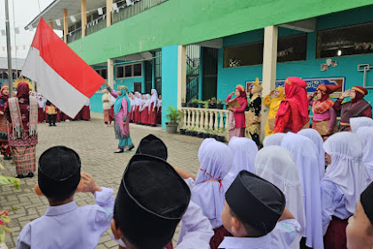 Kenakan Pakaian Adat, Puluhan Guru Laksanakan Upacara Hari Guru