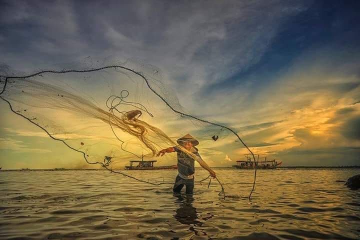 Nelayan menangkap ikan dengan alat tradisional