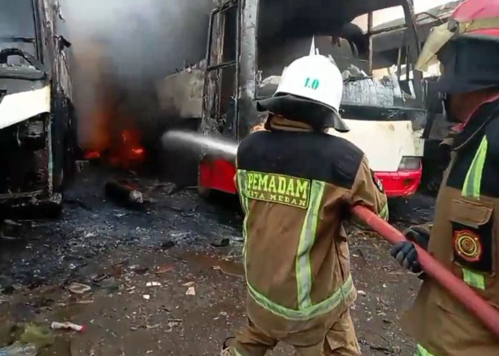 Diduga Gara-gara Bakaran Sampah, 3 Unit Bus Pariwisata Musnah Dilalap Sijago Merah
