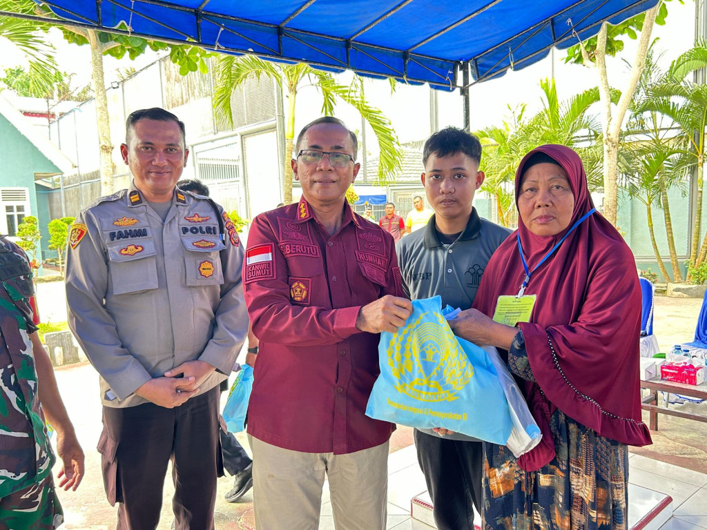 Lapas Labuhan Ruku Bagi 100 Paket Sembako Kepada Keluarga WBP yang Kurang Mampu