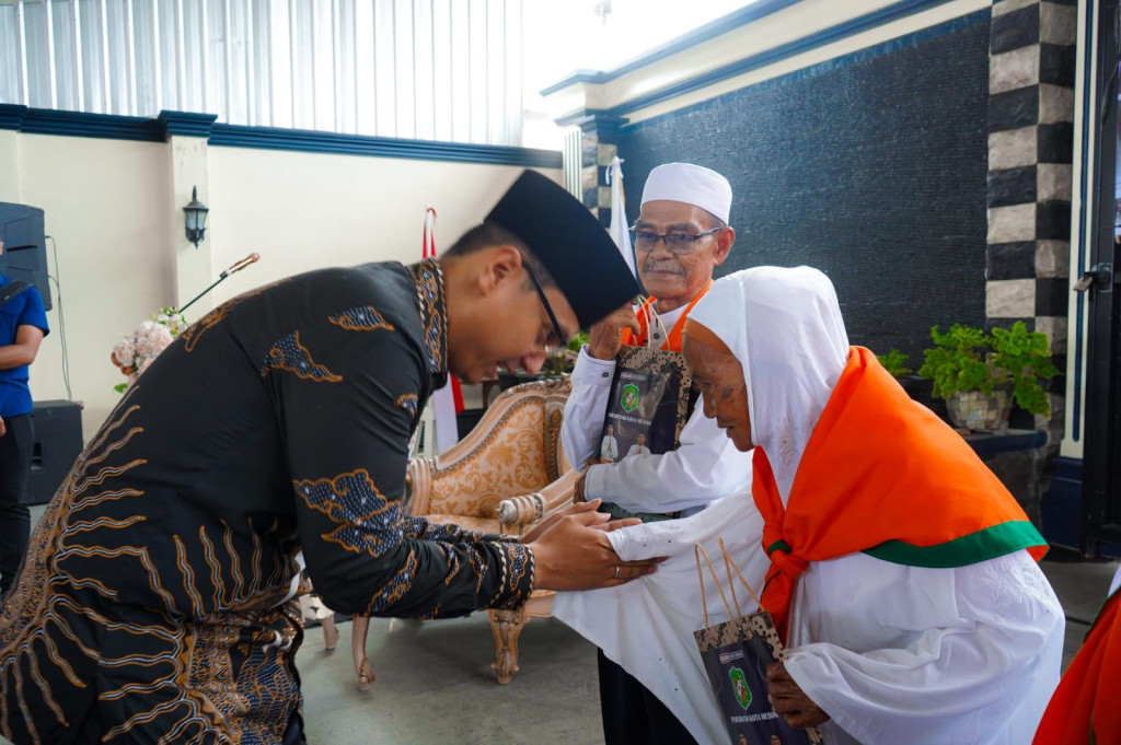 Rico Waas Tepungtawari Calhaj KBIHU Al-Mukhlisin
