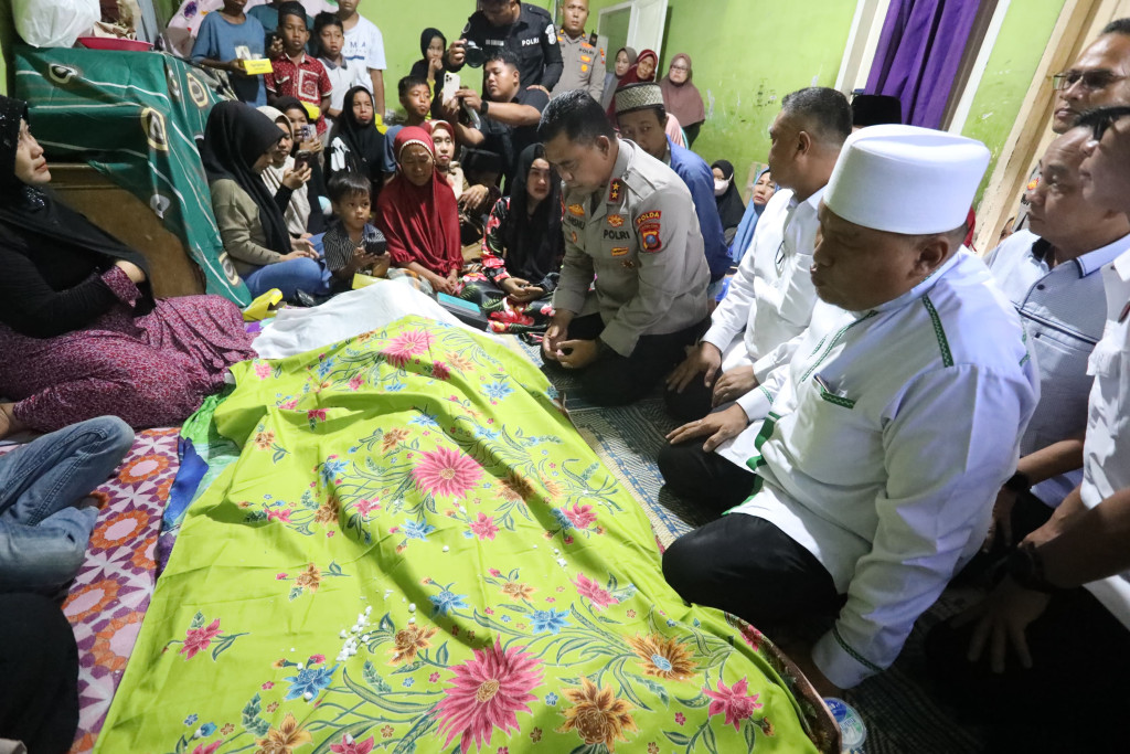 Kapolda Sumut Melayat ke Rumah Duka Korban Tawuran di Belawan, Sampaikan Belasungkawa