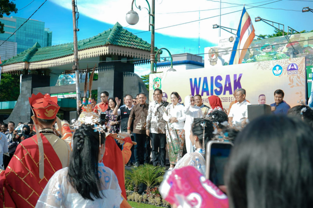 Peringatan Waisak 2025, Rico Waas Lepas Pawai Mobil Hias