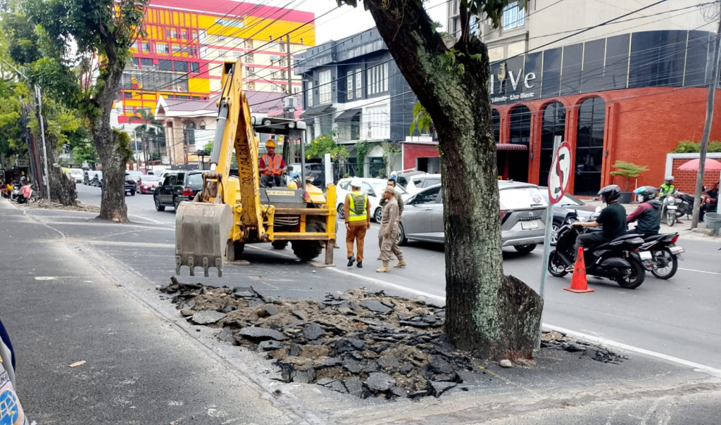 Menyalahi Aturan, Pemko Medan Bongkar Paksa Lahan Parkir Ilegal di Depan Dara Kupi