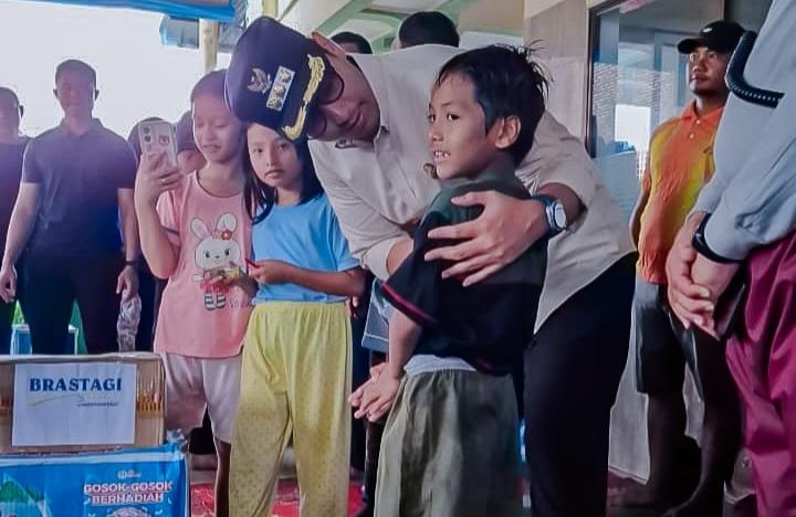Kunjungi Warga Terdampak Banjir di Amplas, Rico Waas Pastikan Kebutuhan Terpenuhi